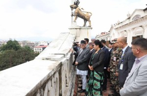 भूकम्पबाट क्षतिग्रस्त बनेको सिंहदरबार भवनको निरीक्षण