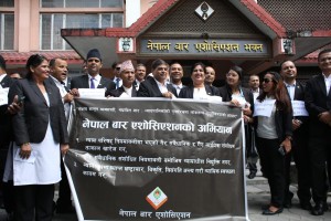 विभिन्न माग राख्दै अधिवक्ताहरु आन्दोलनमा