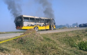 रुपन्देहीमा स्कुल बसको ठक्करले दुई जनाको मृत्यु, बसमा आगजनी