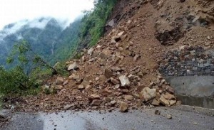 पहिरोले पृथ्वी राजमार्ग अवरुद्ध