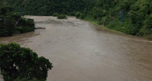 पहिरोले बगाएर दुई वटा बस त्रिशुलीमा खसेको आंशका, ६५ यात्रु सम्पर्कविहीन