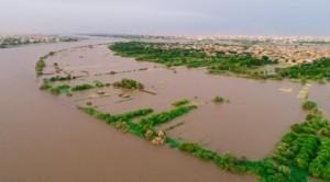 भीषण वर्षासँगै आएको बाढीबाट हजारौं मानिस विस्थापित