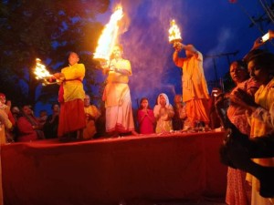 डुडुवाको राप्ती नदी सिधनियाघाटमा गंगा महाआरती सुरु