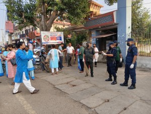 डेंगी रोग सार्ने लामखुट्टेको बासस्थान खोजी गरी लार्भा नष्ट गर्दै नेपालगञ्ज उपमहानगर