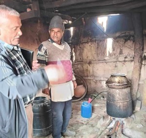 महुवाको मदिरा उत्पादनका लागि विज्ञ टोलीले गर्यो राप्तीसोनारीमा स्थलगत अनुगमन