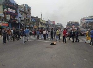 नेपालगन्जको धम्बोझीमा प्रदर्शन, पारियो सडक अवरुद्द