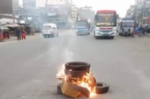 टिपरको ठक्करबाट मृत्यु भएका मामा-भान्जाको परिवारबाट घोराही-तुलसीपुर सडक अवरुद्द