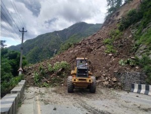 ९ घण्टापछि खुल्यो मुग्लिन-नारायणगढ सडक