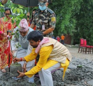 राष्ट्रपति पौडेलले कार्यालय परिसरमै रोपे वर-पीपल