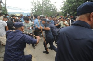 अधिवक्ता पाण्डेलाई कारबाही गर्न माग गर्दै प्रहरी परिसरमै ढुङ्गामुढा