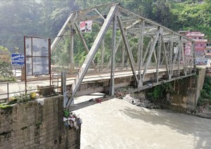 त्रिशूली पुलको लठ्ठा चुँडिएपछि आवागमन बन्द