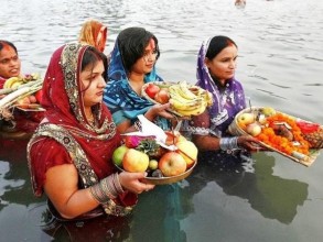 आज छठ पर्वको मुख्य दिन, अस्ताउँदो सुर्यलाई अर्घ दिइँदै