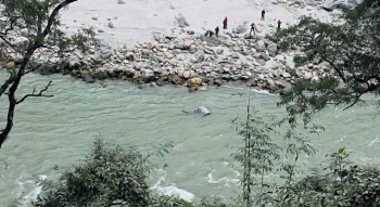 त्रिशूलीमा ट्रक खस्यो, सबैको उद्धार