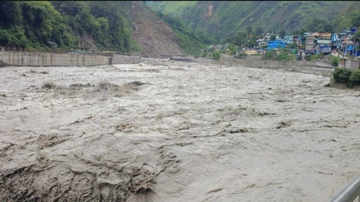 धौलीगङ्गाको बाध खुल्दा महाकालीमा पानीको सतह बढ्यो, भारततर्फको एक घर बगायो