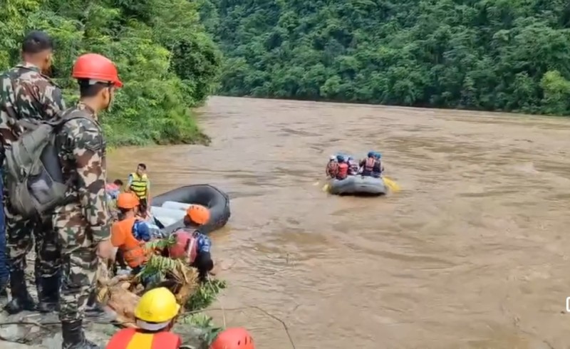 गैंडाकोटको नारायणी किनारमा फेला परे दुई शव, त्रिशुलीमा बेपत्ता यात्रु भएको अनुमान